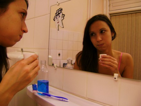 Öblögessünk fluorid tartalmú szájvízzel. Kémiai úton segít a fogszuvasodások kialakulásának megelőzésében.